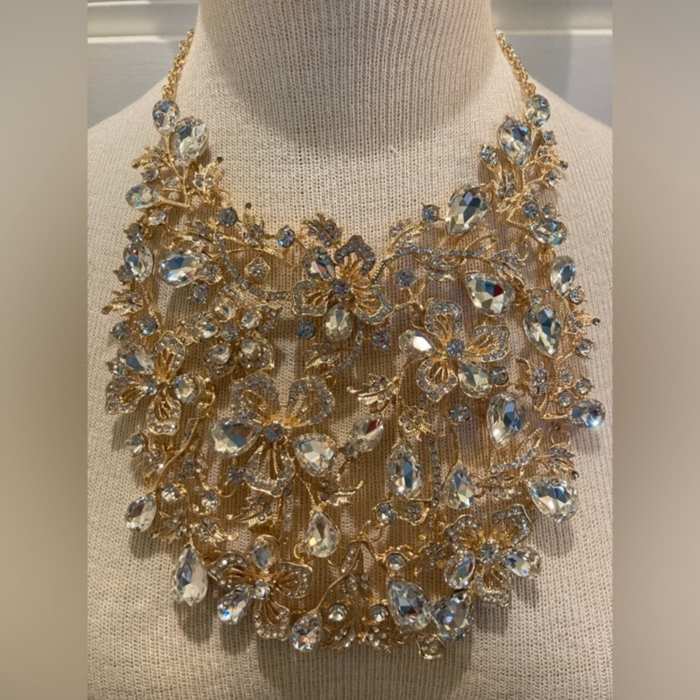 NWT RHINESTONE FLORAL BIB NECKLACE
